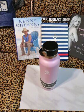 Hydro Flask Purple standard mouth 21 0z 88-58-HYDRO hot & cold rated